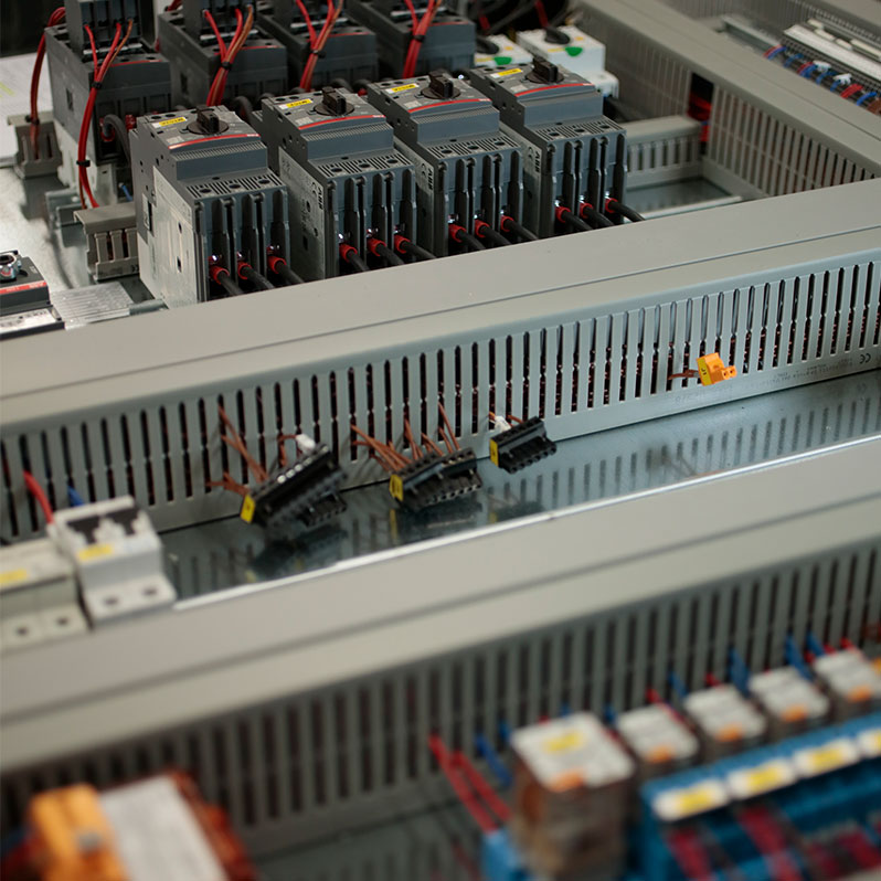 Photo de coffrets de distribution basse tension, transformateurs de tension et convertisseurs de fréquence